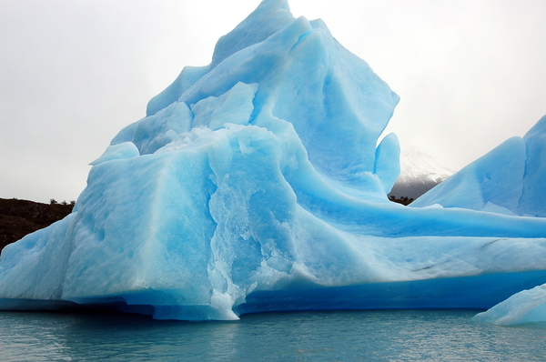 Ijsberg afgescheurd van Onelli Gletsjer