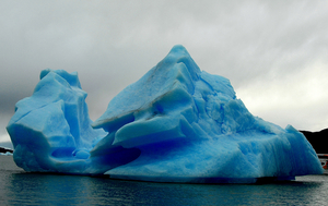 Ijsberg afgescheurd van Onelli Gletsjer