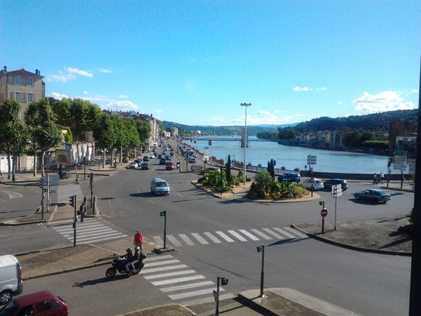 Uitzicht op de Rhne vanuit hotel in Vienne