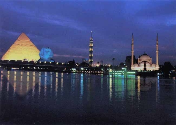 1a Cairo_Nijl en piramide_zicht bij nacht
