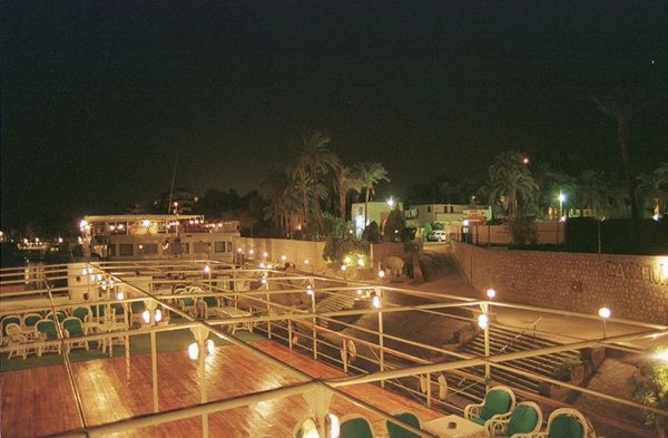 2 Nijl_cruiseboot_Luxor aanlegplaats vanaf bovendek
