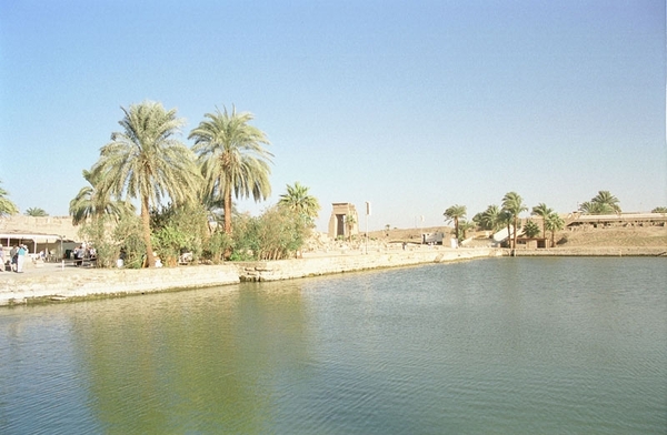 2a Karnak_site met zicht op heilig meer 2
