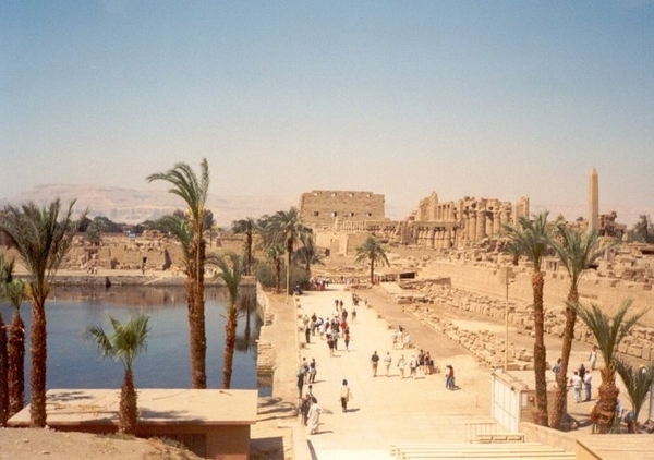2a Karnak_site met zicht op heilig meer 4