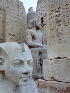 2a Karnak_tempel_beeld bij muren vol hierogliefen