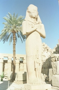 2a Karnak_tempel_standbeeld godin