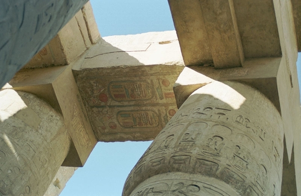 2a Karnak_tempel_zuilen_bovenzijde