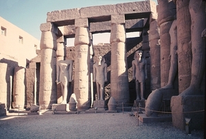 2a Luxor_tempel _binnenhof_zuilen en beelden