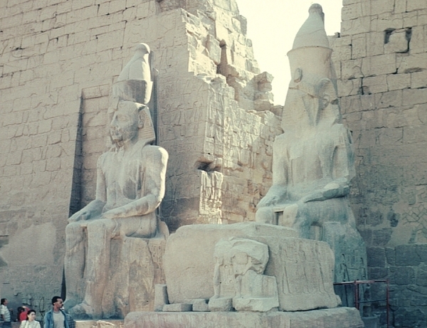 2a Luxor_tempel _ingangpyloon met  beelden van Ramses II