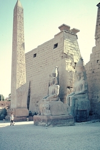 2a Luxor_tempel _ingangpyloon met obelisk en  beelden van Ramses 