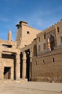 2a Luxor_tempel_ Een moskee is bovenop de veel oudere antieke Lux