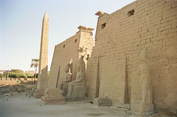 2a Luxor_tempel_voorkant met obelisk en beelden