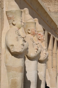 2b Deir_El-Bahari_Hatsjepsut_tempel_beelden