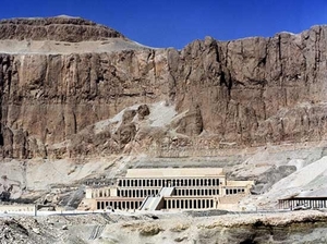 2b Deir_El-Bahari_Hatsjepsut_tempel_tegen de Thebaanse heuvels.