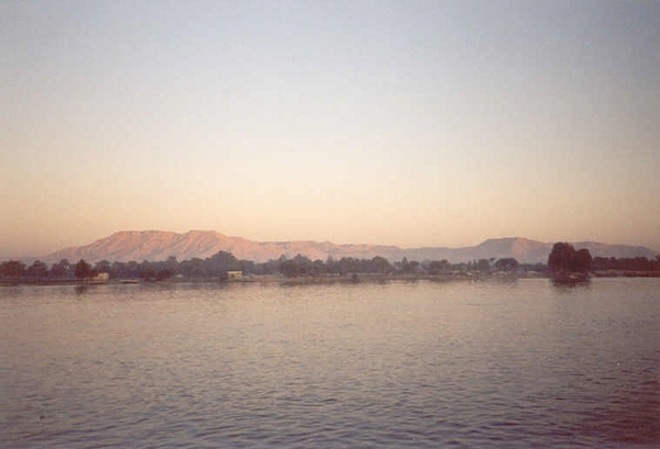 2b Thebe west aan de Nijl   bij zonsopgang