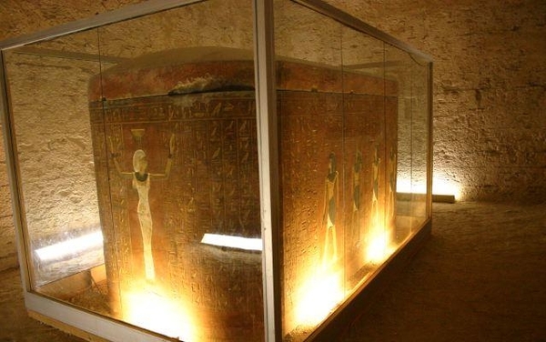 2b Thebe west_koningsgraf_Rode sarcofag van KV43