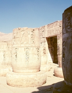 2b Thebe_west_Medinet Haboe _Hyppostyle hal _detail zuil 21