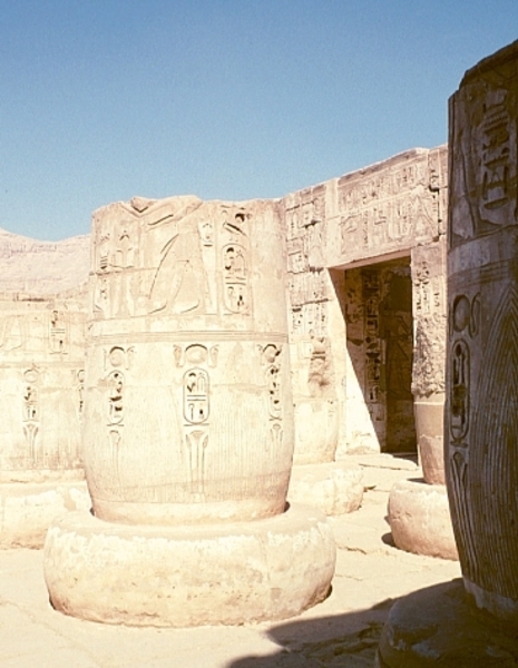 2b Thebe_west_Medinet Haboe _Hyppostyle hal _detail zuil 21