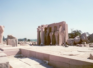 2b Thebe_west_Ramesseum_2e pyloon