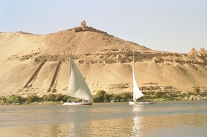 3_Aswan_feloeks op de Nijl  en graven aan overzijde
