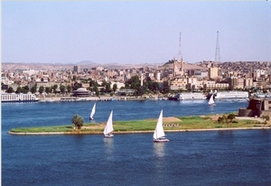 3_Aswan_stadszicht overde Nijl met feloeks