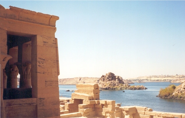 3_Philae_Isis_tempel_site met zicht op meer