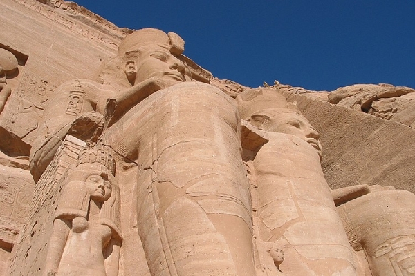 4_Abu Simbel_ de grote tempel van Ramses II _met twee grote beeld