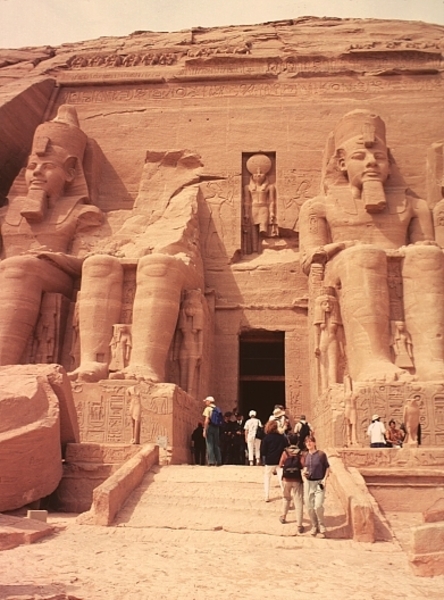 4_Abu Simbel_ de grote tempel_ ingang