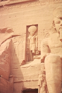 4_Abu Simbel_ de grote tempel_ ingangbewaker