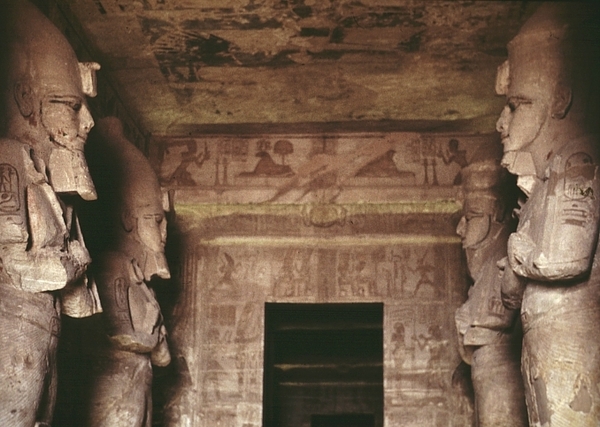 4_Abu Simbel_grote tempel_binnen_ het binnenste is  61 m diep in 