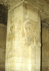4_Abu Simbel_grote tempel_binnen_zuil