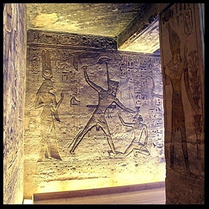 4_Abu Simbel_tempel van Nefertari_binnen_tempel van Hathor. Ramse