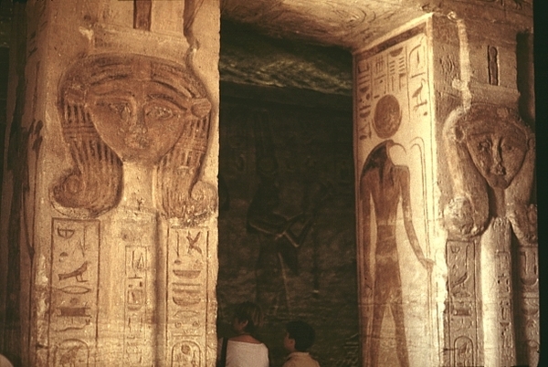 4_Abu Simbel_tempel van Nefertari_binnen_zuilen