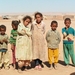4_Nubische woestijn_kinderen poseren
