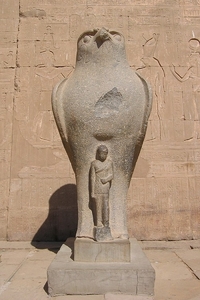 5_EDFU_Horus_tempel_Beeld van de valk-god Horus