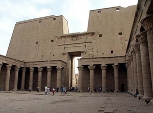 5_EDFU_Horus_tempel_Binnenplaats - met achterzijde van de pyloon 