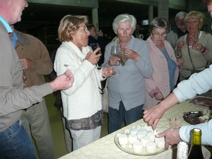20090502 10.57 Sancerre wijnproeverij Lena en Rita