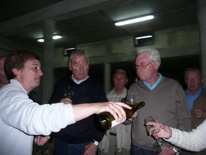20090502 10.59 Sancerre wijnproeverij Georges,Remi en Wim