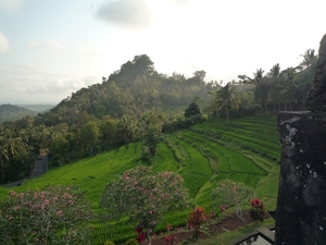 2Q Bukit Jambul, rijstvelden in terrasvorm en vertezicht naar zee