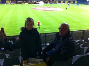 Larissa samen met Opa naar het voetbal.