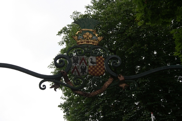 Het wapenschild van Schoten boven ingang gemeentepark