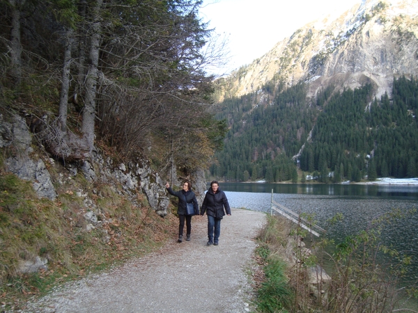Isa en Mia wandelen rond de Vilsalmsee in Tannheim