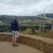 Pol kijkt naar de brug van Millau