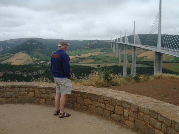 Pol kijkt naar de brug van Millau