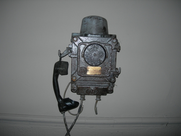 Oude telefoon in het Pomphuis