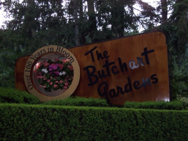 230(2) Welcome in Butchart gardens