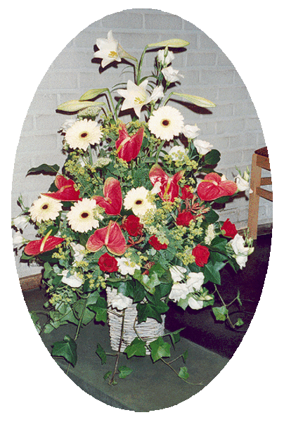 Fleurs devant l'autel.