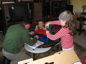 06) Papa & Jana helpen de garage opbouwen