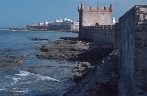 7b Essaouira  stadswallen aan de zee
