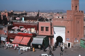 8 Marrakech  Djemaa el Fna  _Quessabine moskee bij ingang soeks