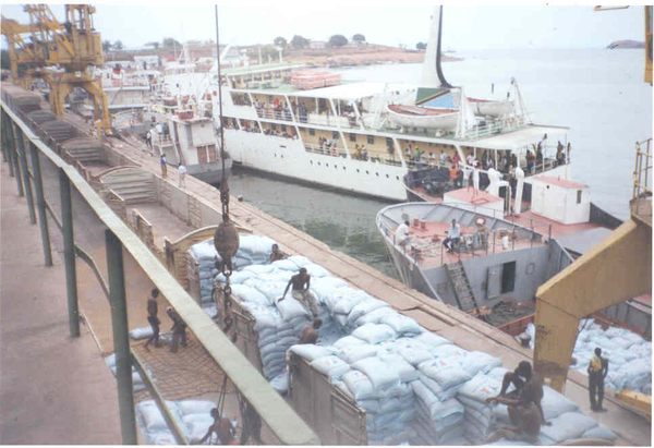 Drukte in overslag haven van Kigoma 1994 - gebruik van stouwer